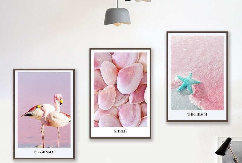 Set aus drei gerahmten Natur-Leinwanddrucken, rosa nautische Kunstwerke in schwebendem Rahmen, moderne Wandkunst mit Meereslandschaft, Muscheln und Flamingodrucken