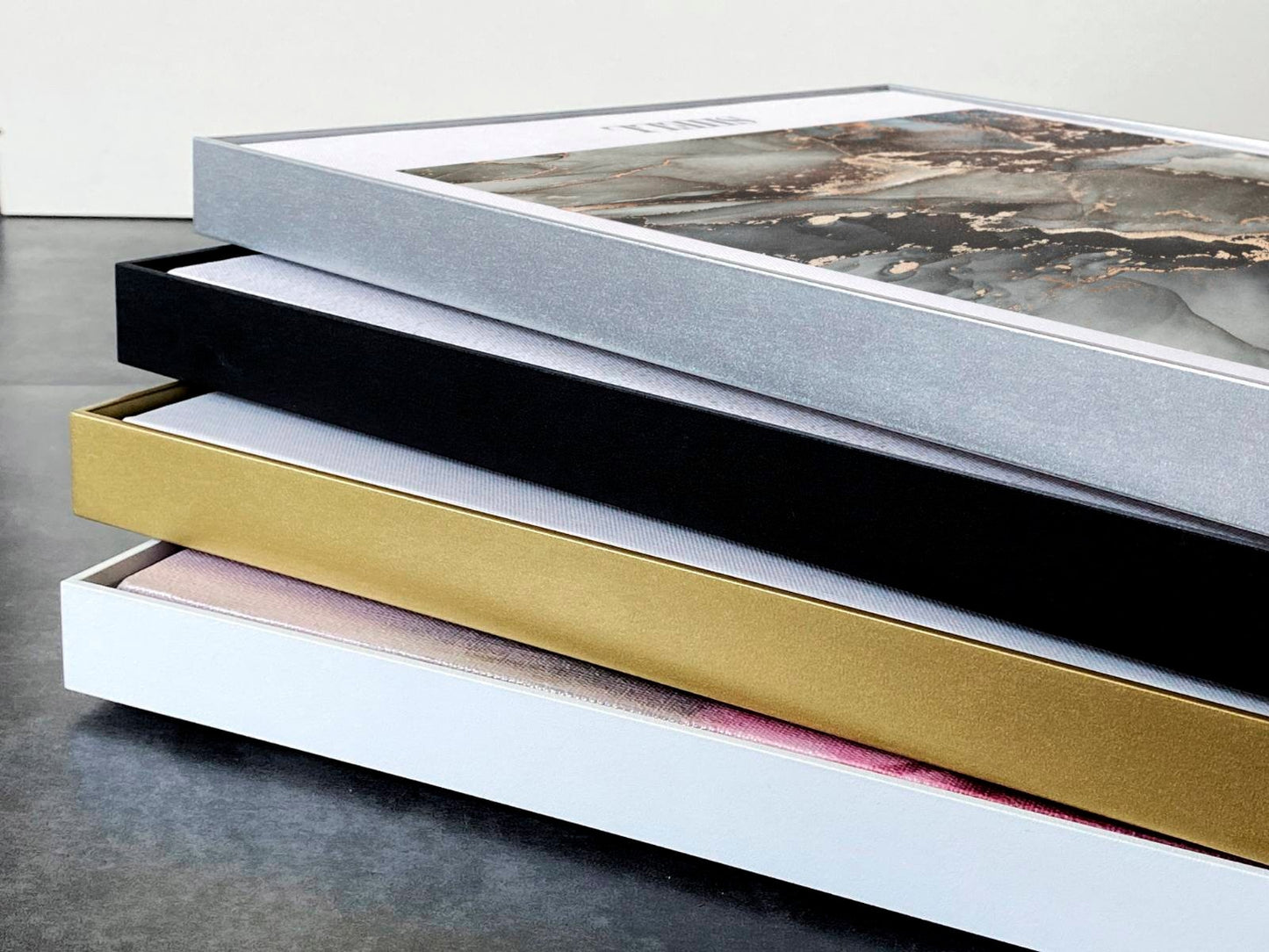 Abstraktes druckbares Kunstwerk, schwebender Rahmen, Marmor-Wandkunst, moderner gerahmter Leinwanddruck, blau-goldene Wohnzimmer-Wandkunst, Kunstwerk zum Verschenken